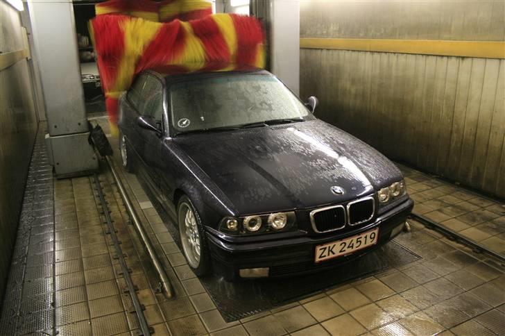 BMW E36 320 Coupé Vanos SOLGT - efter en gang græsplæne drift skulle den lige ha´ en go vask :D billede 16