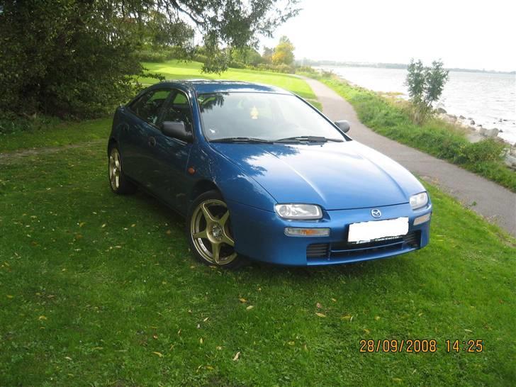 Mazda 323 F ( SOLGT ) billede 2