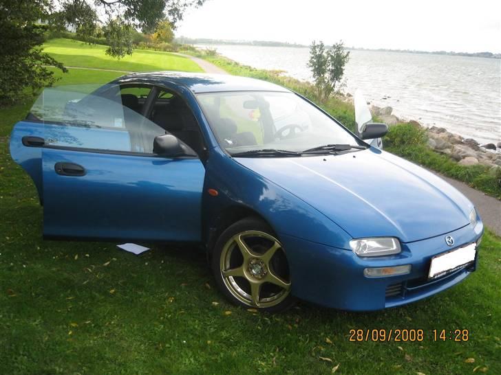 Mazda 323 F ( SOLGT ) billede 4