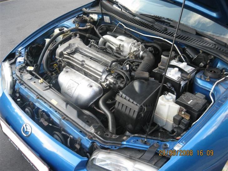 Mazda 323 F ( SOLGT ) billede 8