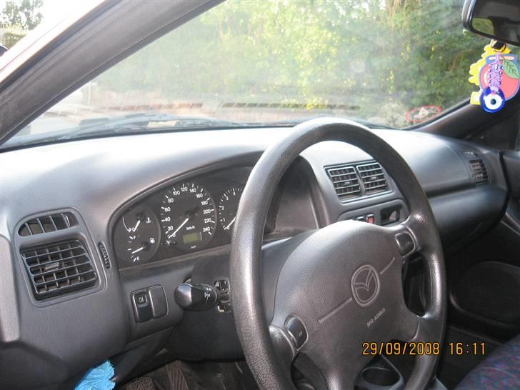 Mazda 323 F ( SOLGT ) billede 11