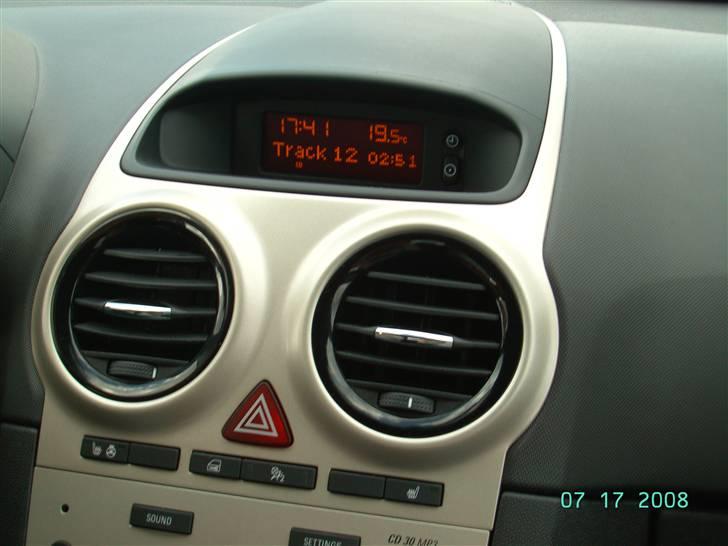 Opel corsa - her kommer der bla aircondition ud og kan se klokken billede 3
