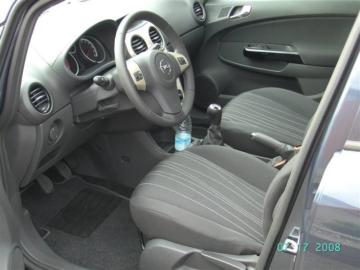 Opel corsa - her sidder jeg så for det meste. nogen gange kan damen forvilde sig til andet end passagersædet. billede 5
