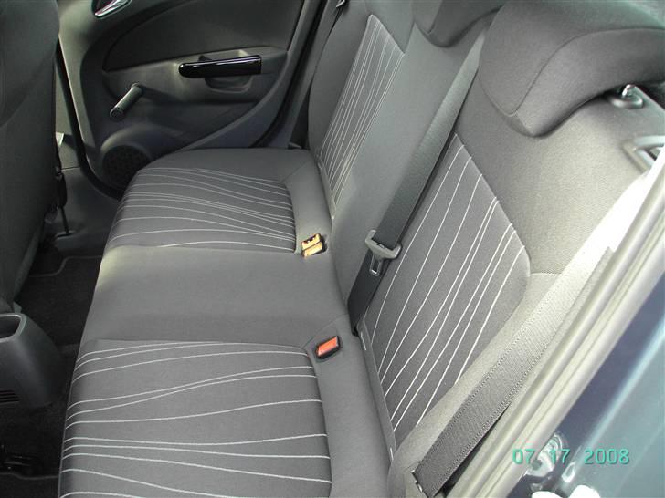 Opel corsa - ja ja der er faktisk masser af plads på bagsæderne selvom det er en "lille bil" billede 9