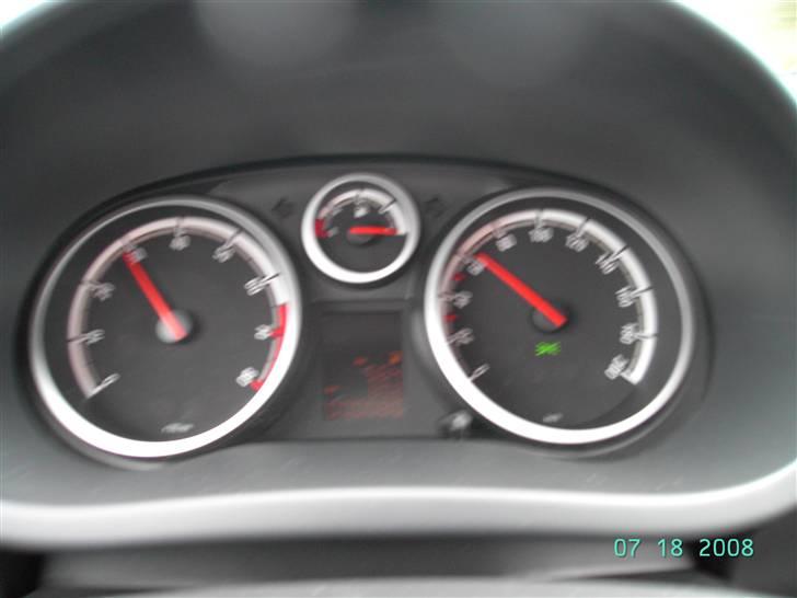 Opel corsa - dårligt billed bedre kommer.. men synes det er frækt at de ikke har udeladt omdrejningstæller billede 10