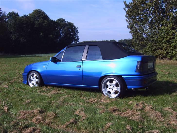 Opel Kadett GSI Cabrio SOLGT. - Mørke ruder hele vejen rundt. billede 3
