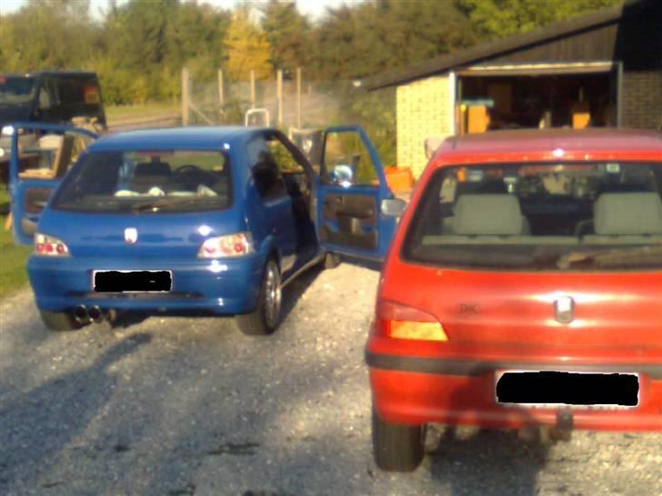 Peugeot 106 rally SOLGT - min til venstre og kæresten`s til højre billede 6