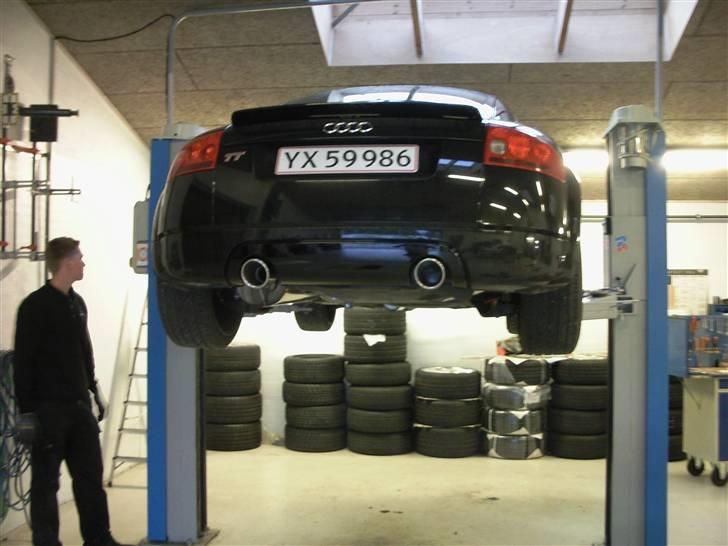 Audi TT // SOLGT// - Så kom der 2.5" Milltek udstødning på, med afgang i hver side. Min ven som står ved siden. billede 10