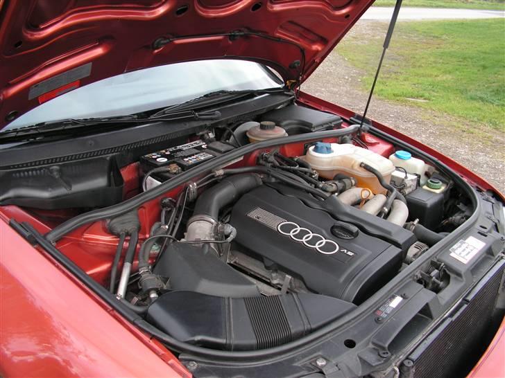 Audi A4  - og her er motorrummet fra siden billede 18