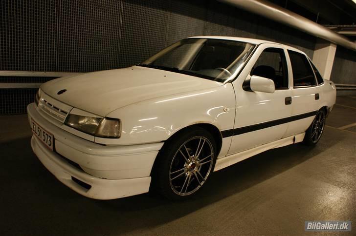 Opel Vectra A 1,6 - Lånt billede fra David P. Var selv med ude og tage billedet :) Så i kan se den med de kosei fælge der. billede 12