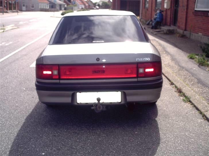 Mazda 323 bg totalskadet billede 10