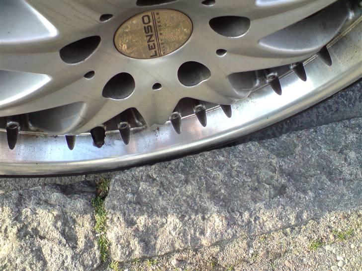 Audi a4 b5 død - parkerede lidt tæt på kantstenen der var lige 2mm luft billede 15