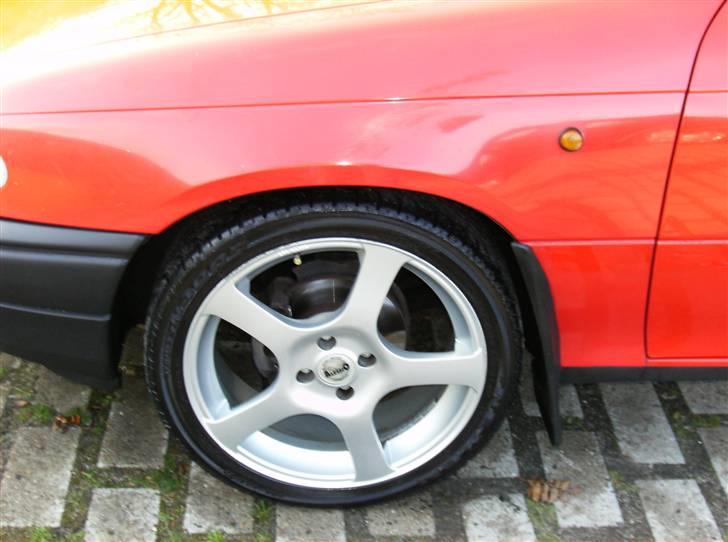 Opel Astra F   har fået ny også i rød - så man kan se den er sænket  billede 9