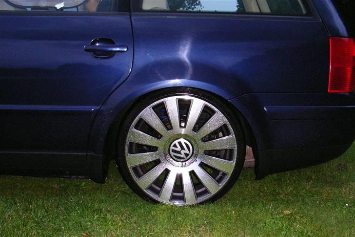 VW PASSAT  - nyt billed.... nye fjedre i bag så den er nede hvor den høre til :) :) billede 13