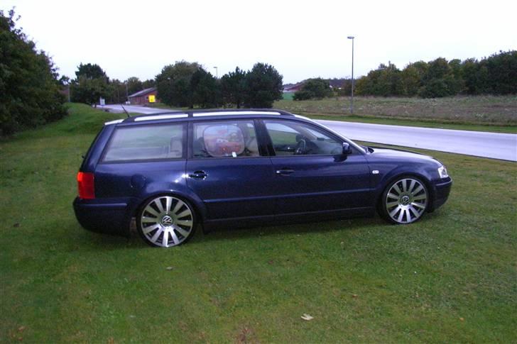 VW PASSAT  - nyt billed.... nye fjedre i bag så den er nede hvor den høre til :) :) billede 15
