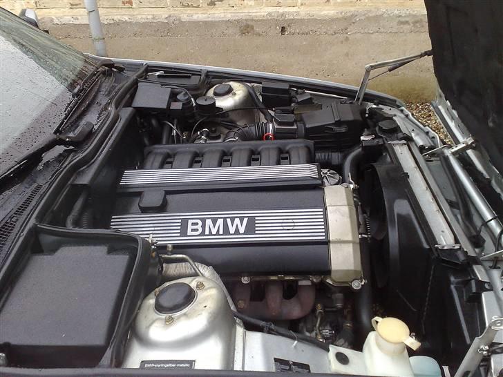 BMW 525i touring totalskadet billede 7