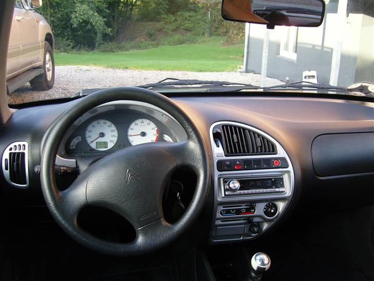Citroën Saxo VTS 1,6 8v (*solgt*) - Ikke noget speciel i denne kabine. bortset fra en lille omlarkering:)  billede 7