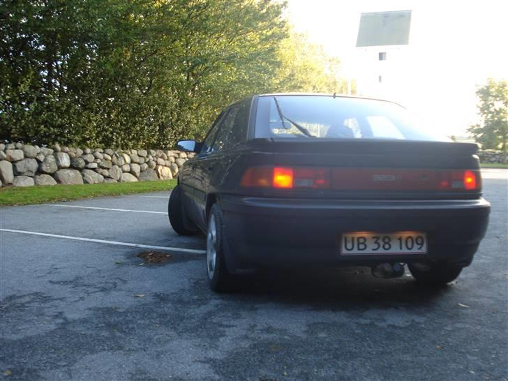 Mazda 323f solgt billede 2