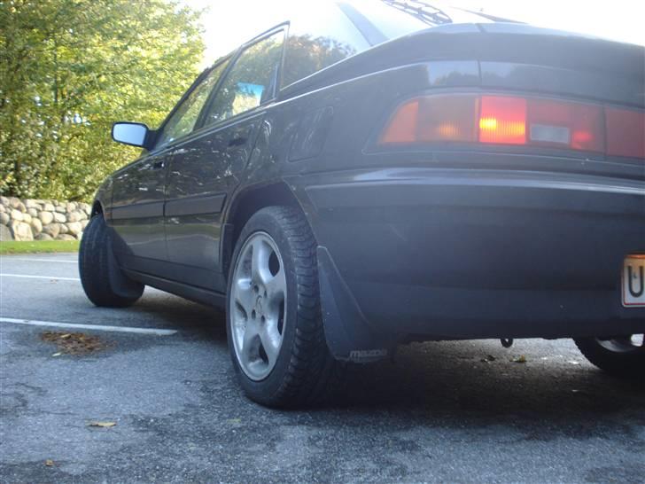 Mazda 323f solgt billede 10