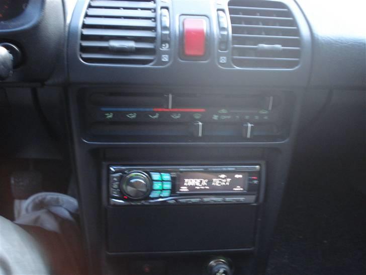 Mazda 323f solgt billede 11