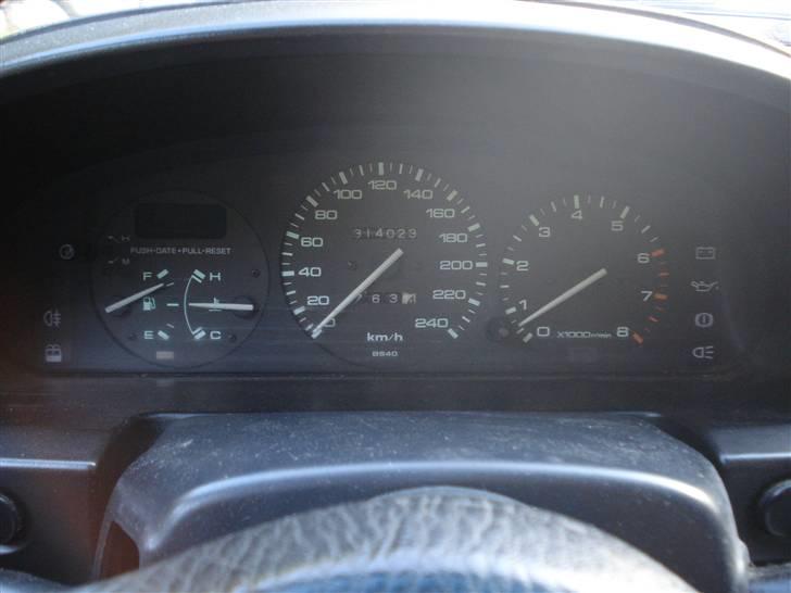 Mazda 323f solgt billede 13