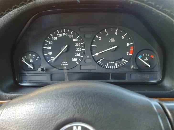 BMW 525i touring totalskadet billede 9