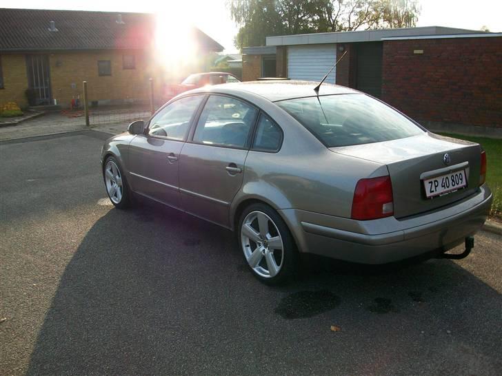 VW Passat TDI - Flot farve, synes jeg. En lille sidegevinst er at farve er rigtig nem at holde, den er jo nærmest samme farve som skidtet på vejen. billede 4