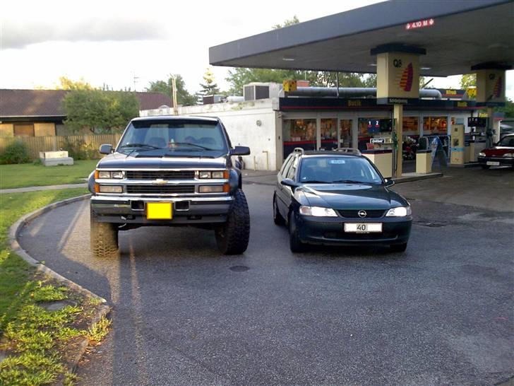 Opel Vectra B Stc. Totalskadet - Højde forskel... Øh nej vel..:-P Det er *Black sheep* jette J som holder ved siden af.. billede 15
