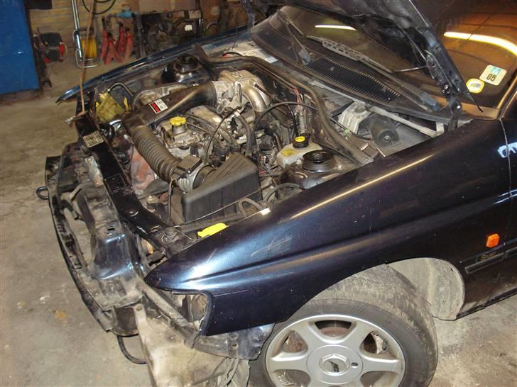 Ford Escort 1,8i Sport  - Front adskilt for at kunne skifte vangen under køleren og afmont. den gamle motor nemmere.. billede 7