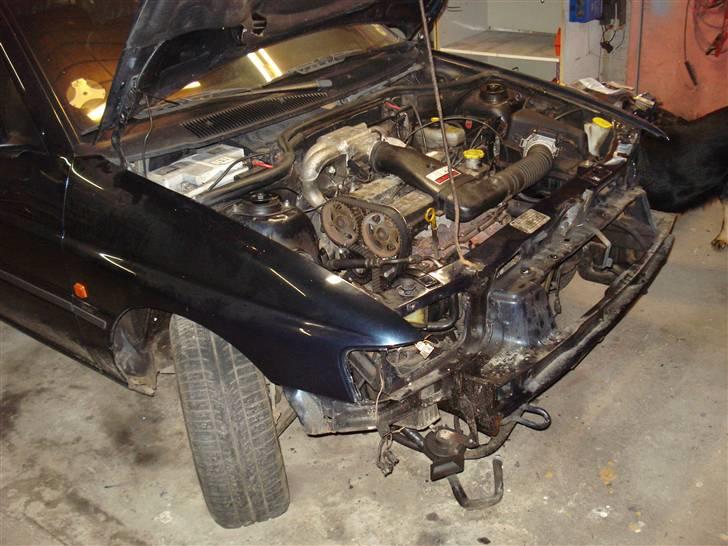 Ford Escort 1,8i Sport  - Front adskilt for at kunne skifte vangen under køleren og afmont. den gamle motor nemmere.. billede 8