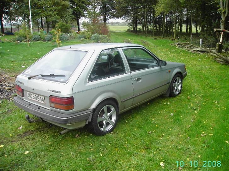 Mazda 323 1,3 bf (skrottet) billede 3