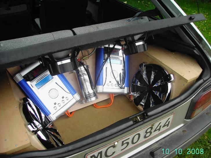 Mazda 323 1,3 bf (skrottet) billede 5