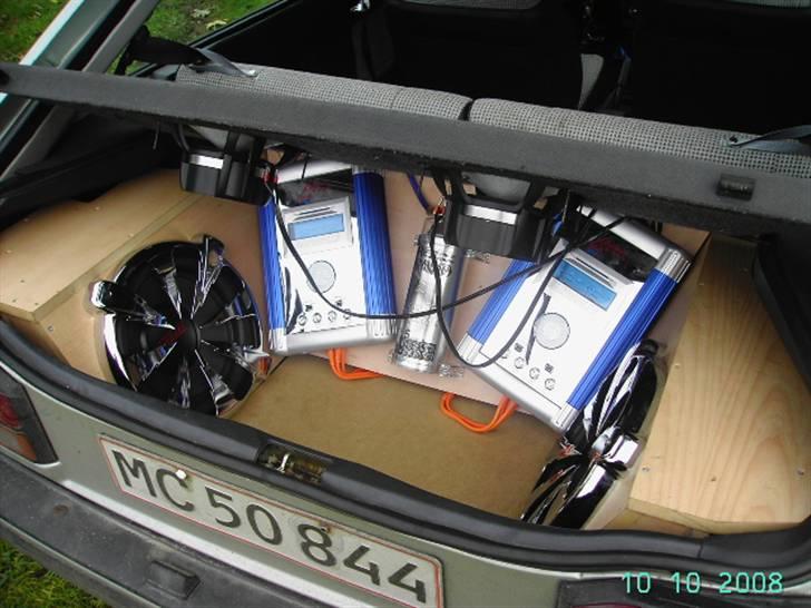 Mazda 323 1,3 bf (skrottet) billede 6