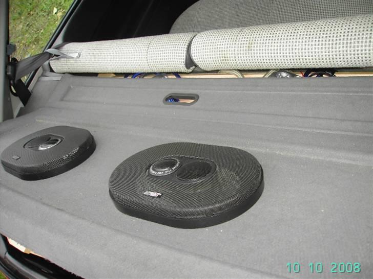 Mazda 323 1,3 bf (skrottet) billede 7