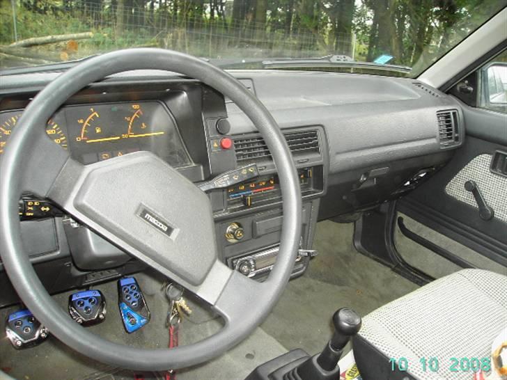 Mazda 323 1,3 bf (skrottet) billede 8