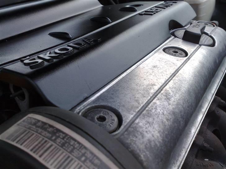 Skoda Felicia 1,6 Glx - Skjold malet blank sort og ventil dæksel er under polering - Sådan ser det ud so far. billede 10