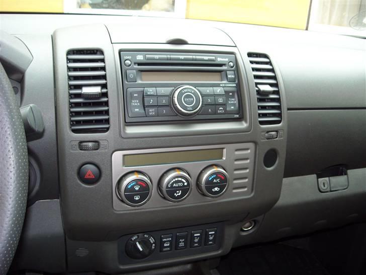 Nissan Navara SE - Radio med 6 cd changer, klima, sædevarme,spær, og 4 hjulstræk betjening billede 11
