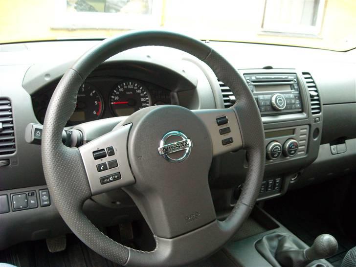 Nissan Navara SE - Ratbetjening af radio, kørecomputer, fartpilot, og bluetooth telefon. billede 12