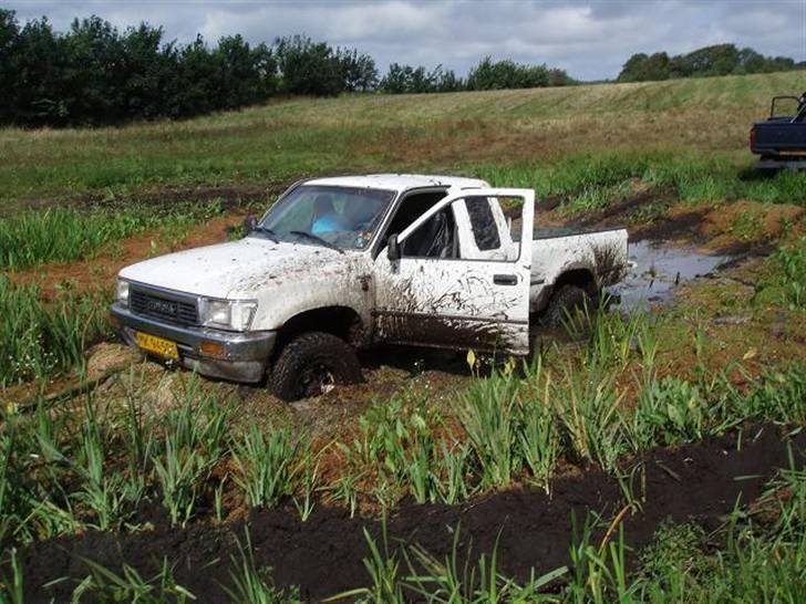 Toyota Hilux 4x4 2,4td solgt - sidder lige lidt fast billede 12