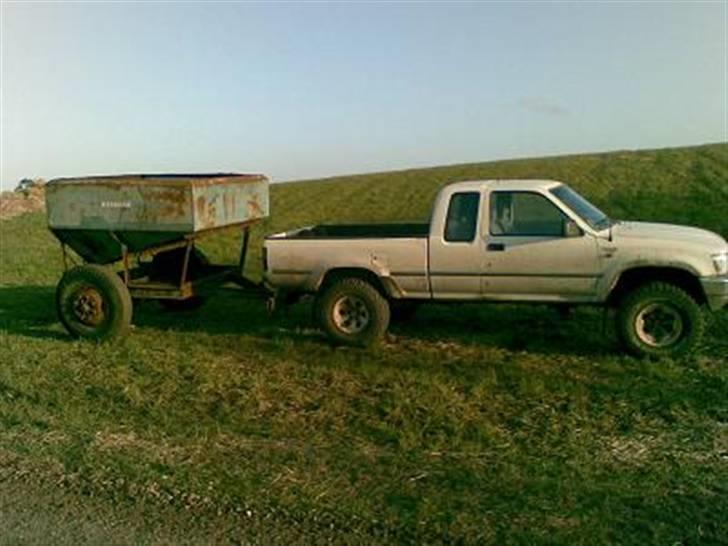 Toyota Hilux 4x4 2,4td solgt - den kan bruges til lidt af hvert billede 13