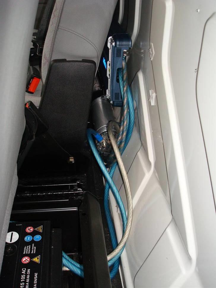 VW Transporter T4 Allround - Forstærker og kondensator bag bænksædet billede 15