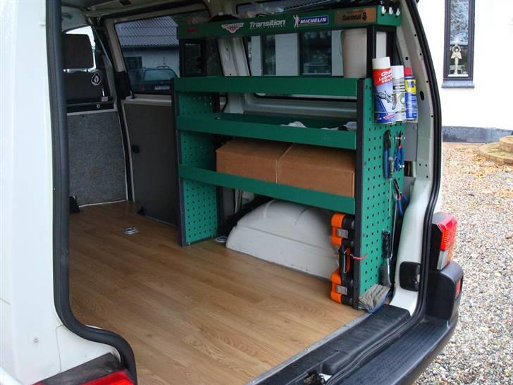 VW Transporter T4 Allround - Reol + div. værktøj og reservedele man kan få brug for på banen billede 19