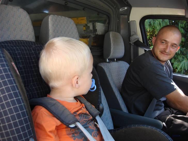 BMW 525i touring totalskadet - Mig og knægten i arbejdsvognen... billede 20