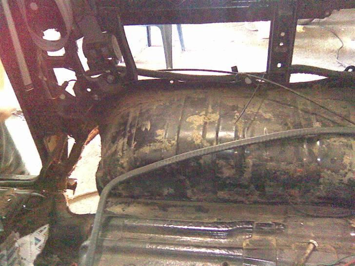 Toyota landcruiser lj 70 solgt - så er jeg gået igang men rusten billede 7