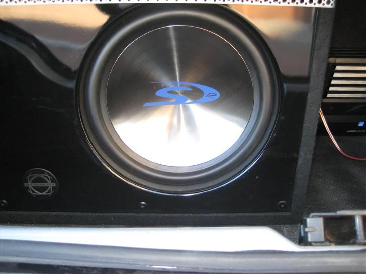 Peugeot 106 gti solgt - min 12 tomme sub og så kan man lige skimte den ene forstærker billede 19