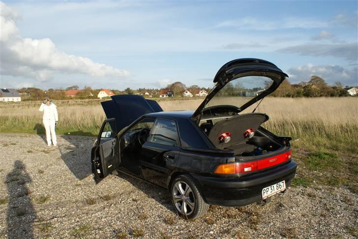 Mazda 323f **SOLGT** billede 3