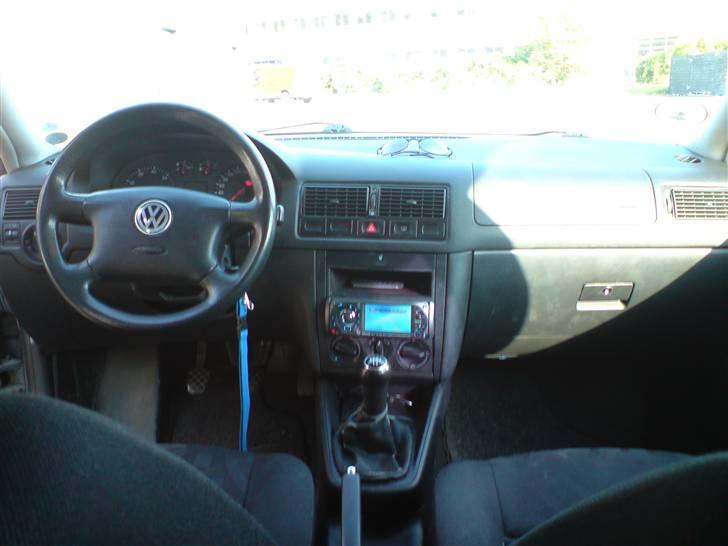 VW Golf  [SOLGT] - kabinebillede fra bagsæde med gammel headunit billede 4