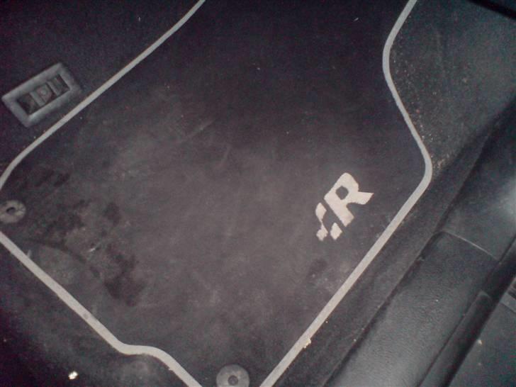 VW Golf  [SOLGT] - Mine dejlige R32 måtter, en lille gave fra griffen :) billede 13