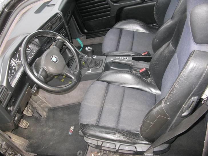 BMW E30 325I MtechII ( SOLGT) - Trænger vist til en nyt føre sæde :( billede 5
