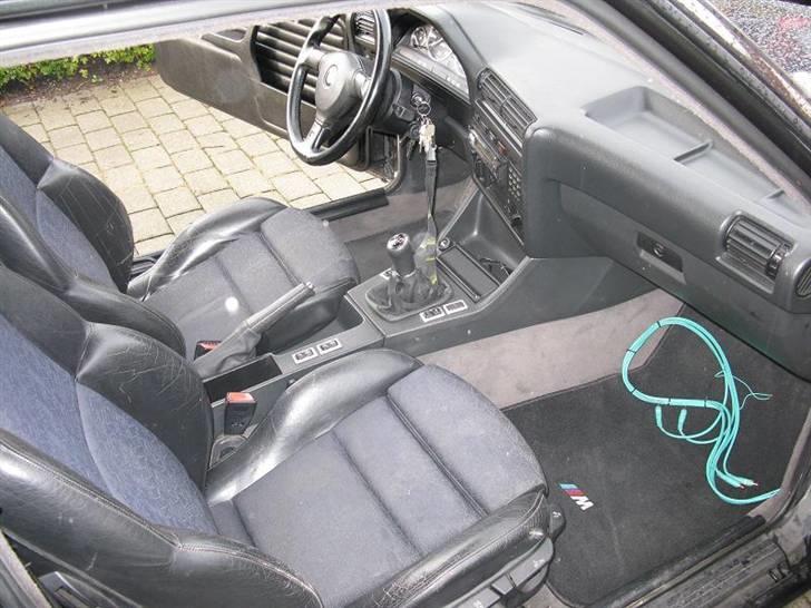 BMW E30 325I MtechII ( SOLGT) - Der er vist lige en kabel der skal væk der hva hehe billede 6